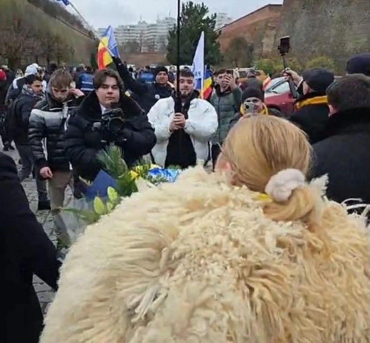 Șoșoacă, apariție la Alba Iulia pe „Treceți batalioane”. În mulţime a fost zărită şi Anamaria Gavrilă