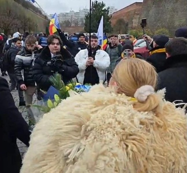  Șoșoacă, apariție la Alba Iulia pe „Treceți batalioane”. În mulţime a fost zărită şi Anamaria Gavrilă