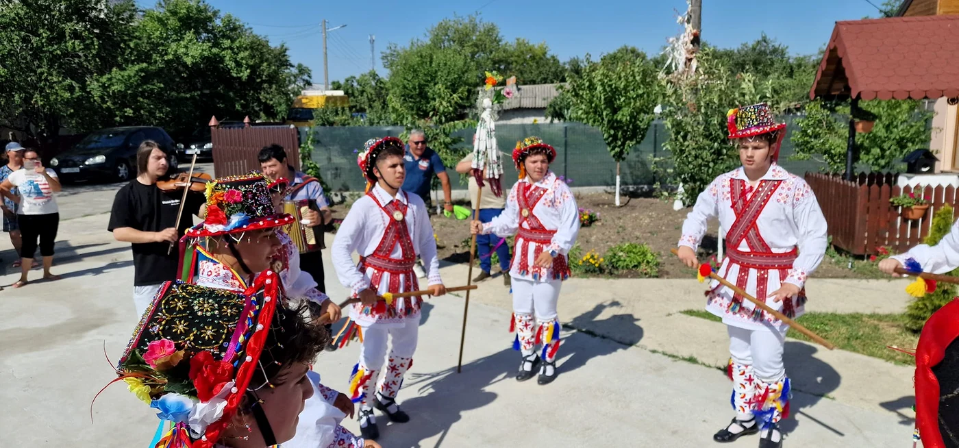 Călușarii vor ajunge de Rusalii în curțile oamenilor FOTO: FB/CJCA Olt