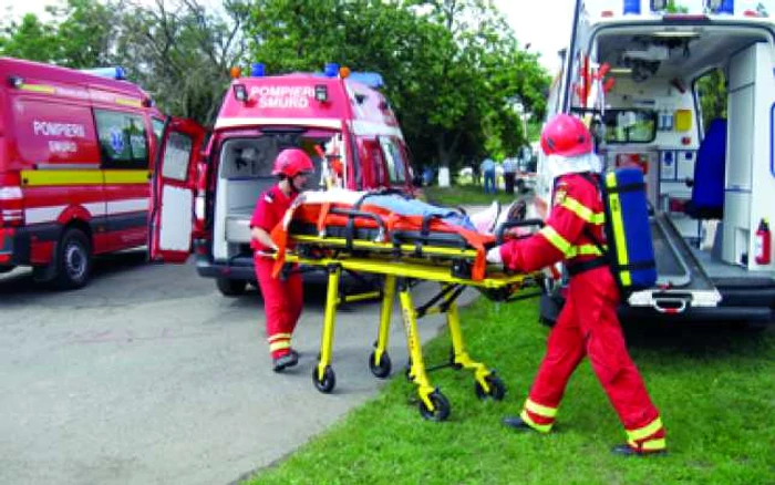 Arad: Pasageri răniţi într-un autocar izbit de un TIR