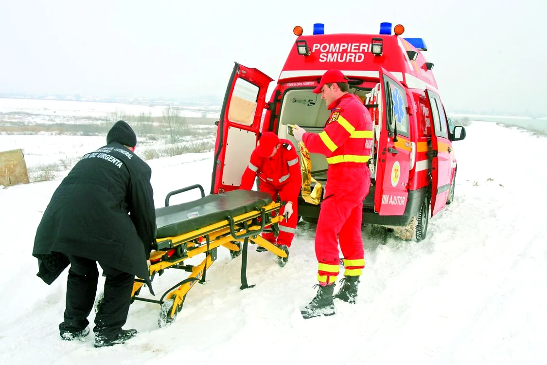 Copil cu febră, transportat  la ambulanţă cu căruţa