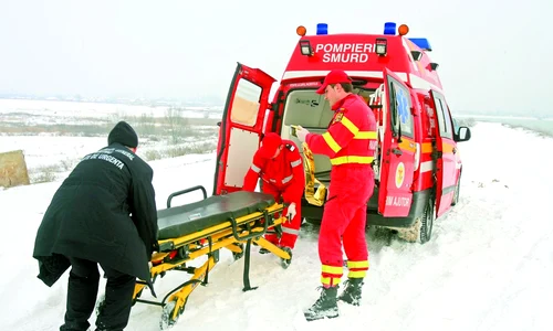 Copil cu febră, transportat  la ambulanţă cu căruţa jpeg