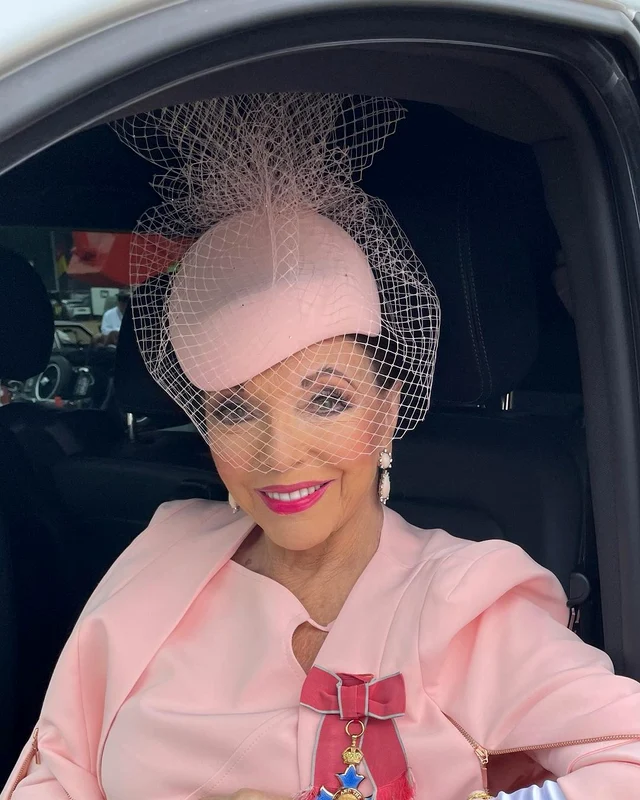 Joan Collins jubileul reginei elisabeta a II a (4) jpg