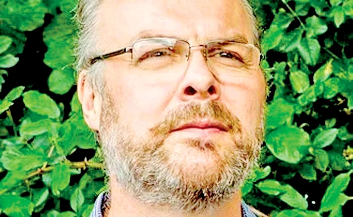 
    În radiografii  se vede cum  i-a fost  reconstruit  craniul  