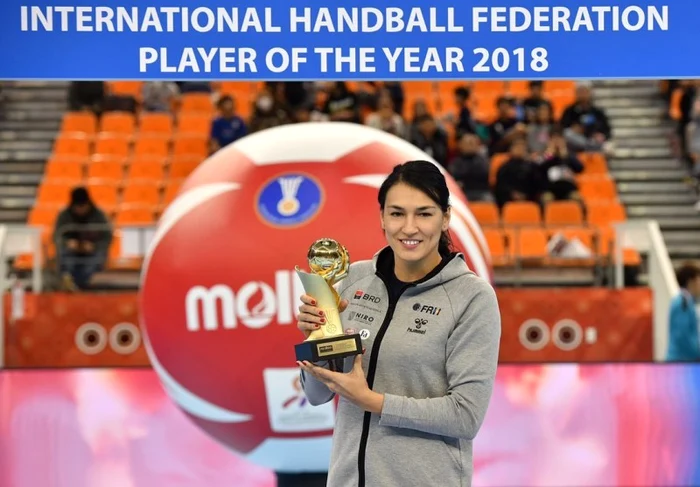 În timpul CM din Japonia, Cristina Neagu a primit trofeul decernat celei mai valoroase handbaliste din lume în 2018Foto: Facebook/IHF