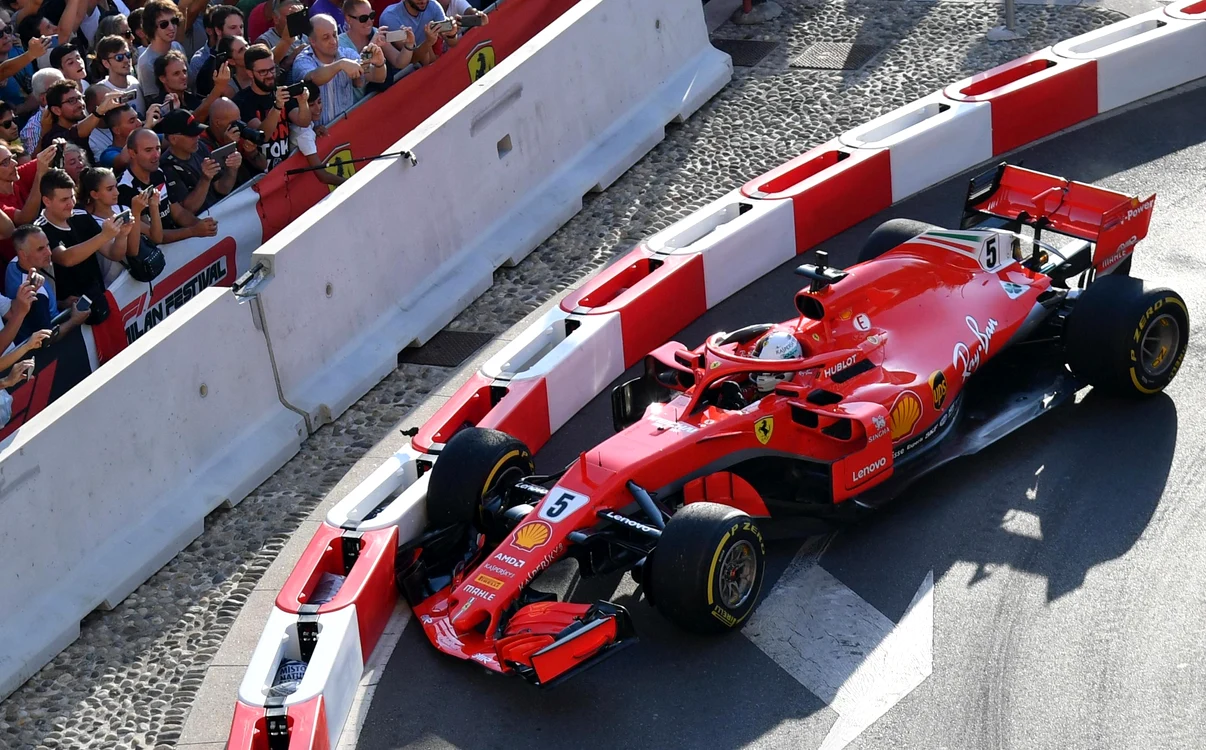 Sebastian Vettel a intrat cu viteză mică în parapetul montat pe stradăFoto: Guliver / GettyImages
