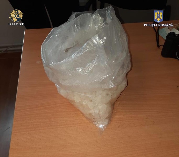 Își coordona banda de traficanți de droguri, din arest, prin telefon