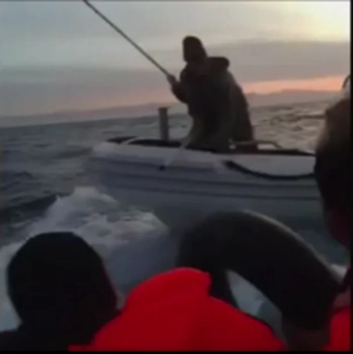 Turcii au apelat la forță în încercarea de a opri ambarcațiunea cu refugiați