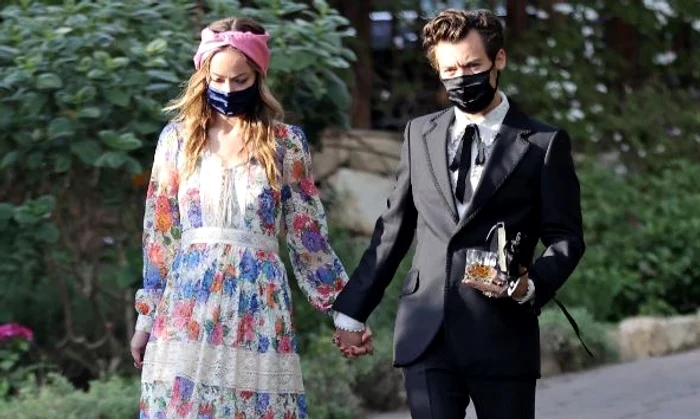 Olivia și Harry sunt văzuți ținându-se numai de mânăFoto: Profimedia