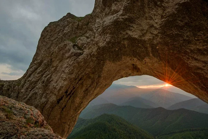 Cerdacul Stanciului, miraculoasa poartă de intrare în Piatra Craiului FOTO: Consiliul Judeţean Argeş