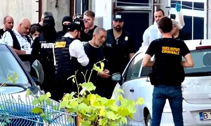 Perchezitii suspect femeie transata pe A1. FOTO g4media.ro