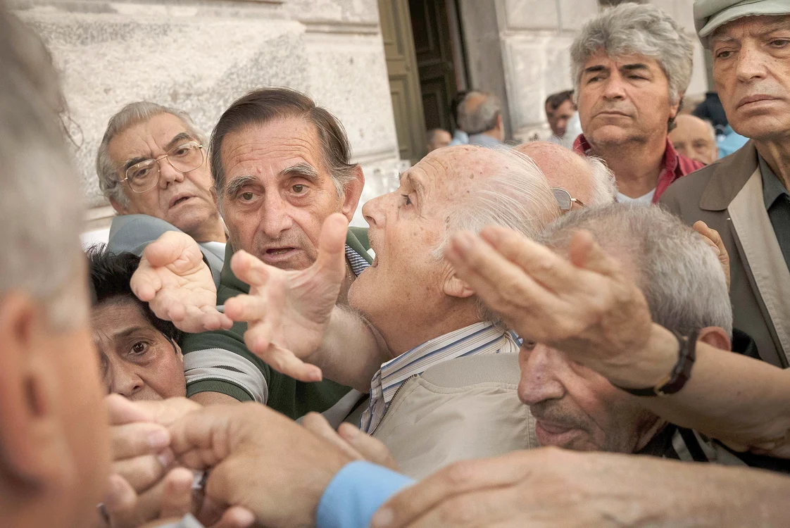 
    Sute de mii de pensionari au luat cu asalt băncile greceşti ca să ridice bruma de bani care le asigură supravieţuireafotografii: AP/AFP/Gettyimages  