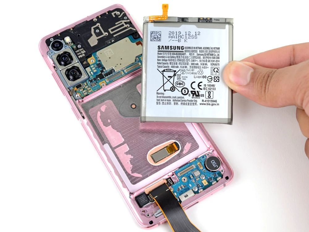 Schimbare baterie smartphone Samsung. FOTO iFixit