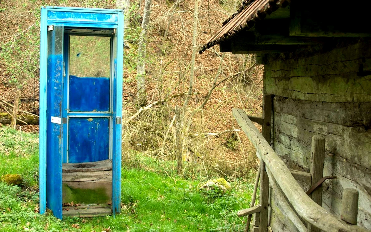 
    În vremea celularelor, sătenii i-au găsit o nouă utilitate cabinei telefoniceFoto: Dan Terteci  