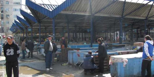 Comercianţii s-au lăsat cu greu duşi din piaţă