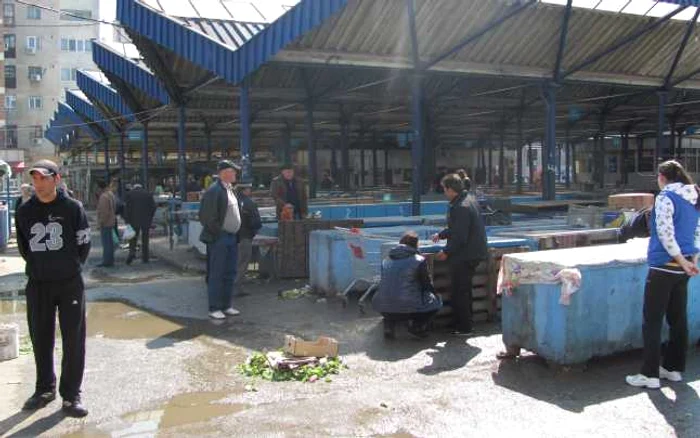 Comercianţii s-au lăsat cu greu duşi din piaţă