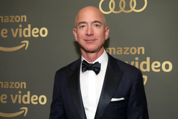 Jeff Bezos, îmbrăcat la costum la o gală