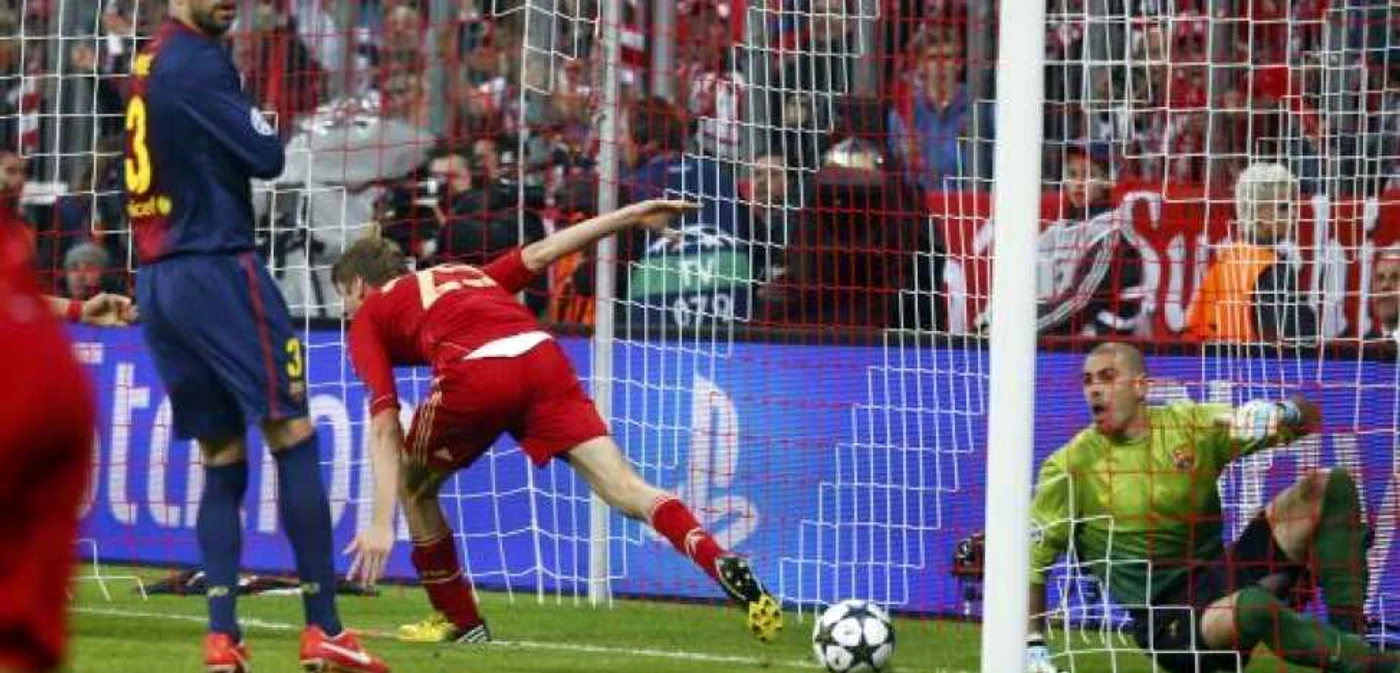 Pique priveşte spre tuşier, dar golul lui Muller e validat. FOTO: Reuters