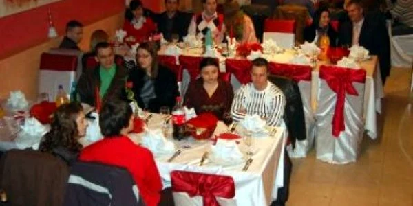 Anul trecut, tinerii îndrăgostiţi au petrecut la restaurant