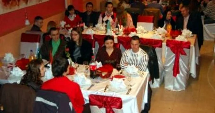 Anul trecut, tinerii îndrăgostiţi au petrecut la restaurant