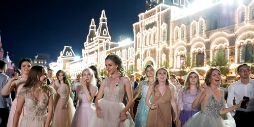 Tineri absolvenţi de şcoală îşi sărbătoresc absolvirea în Piaţa Roşie din Moscova Rusia FOTO Profimedia