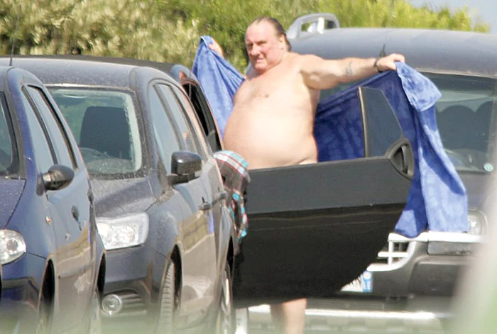 
    Actorul se lasă fără jenă  la pielea goală, apoi îşi  trage repede şortul de plajă  