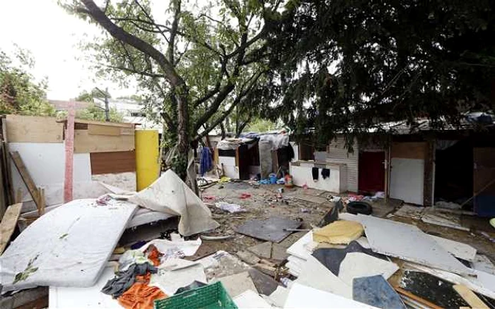 Tabara de romi in care locuia Darius alaturi de familia sa langa Paris- baiat rom batut in franta FOTO AFP/Getty