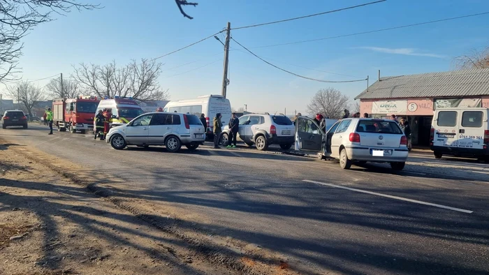 Trei mașini implicate în accident, două persoane au suferit răni FOTO: martor