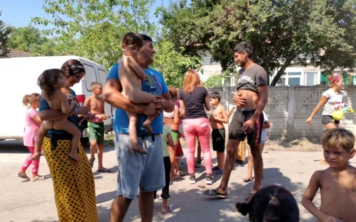 
    O tânără bunică  este încântată de  planșa de colorat   