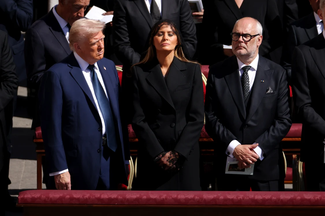 Donald Trump și Melania Trump la funeraliile Papei Francisc GettyImages 2212055170 jpg