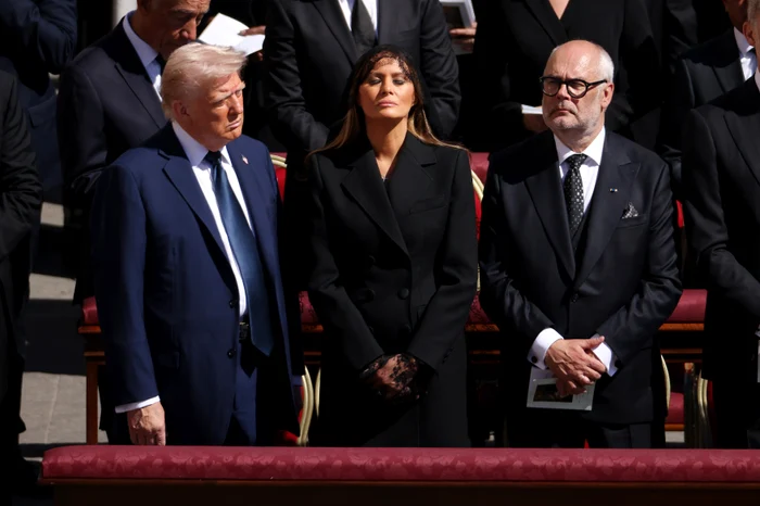 Donald Trump și Melania Trump la funeraliile Papei Francisc GettyImages 2212055170 jpg