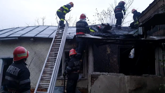 Pompierii intervin pentru lichidarea incendiului Foto: ISU Galaţi