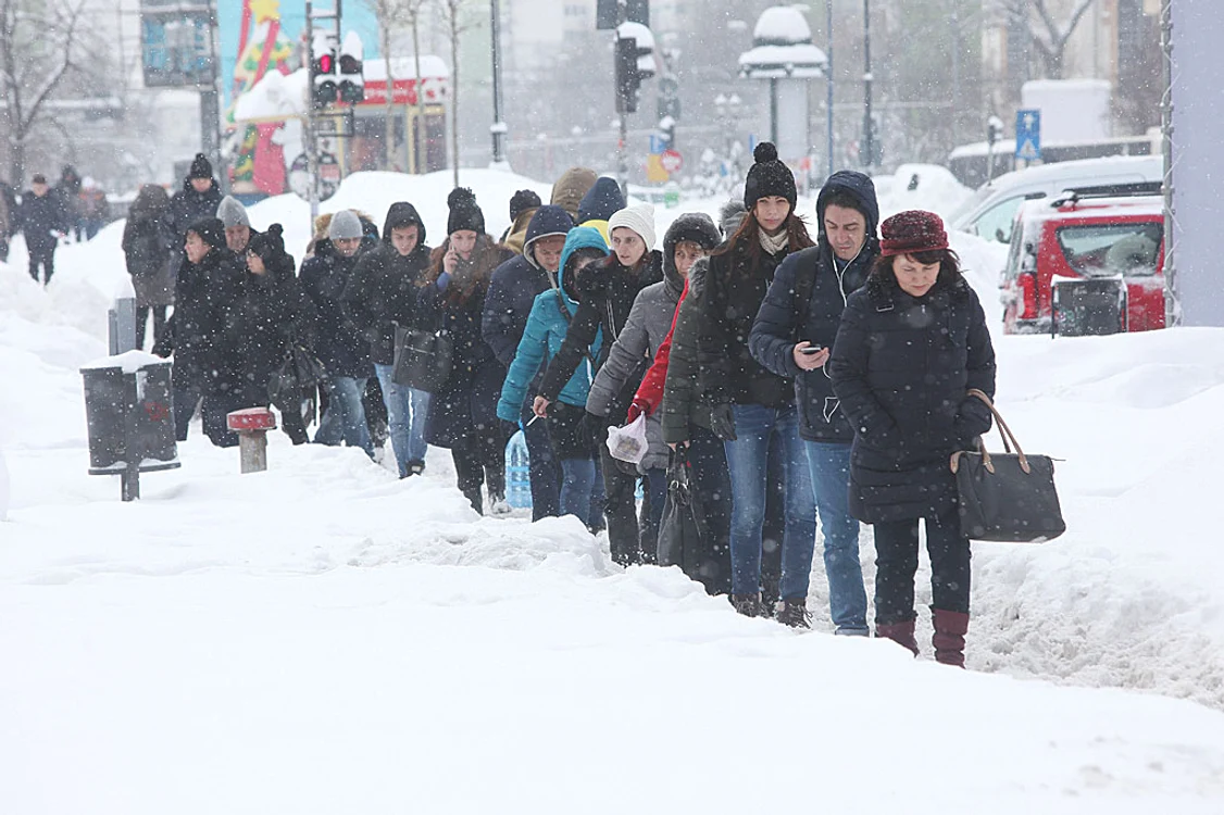 2017. Abia se putea merge pe trotuarele din Capitală