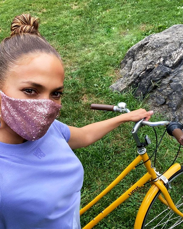 Jennifer Lopez a ales o mască șic
