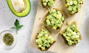 salata de ou cu avocado jpg