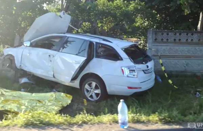 Maşina condusă de şoferul vinovat s-a rostogolit şi a intrat într-un gard