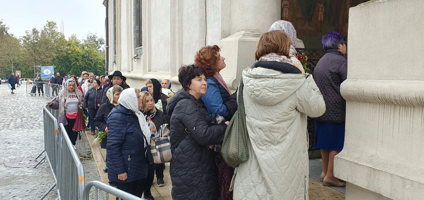 Coada la moaște la Catedrala Patriarhală din București