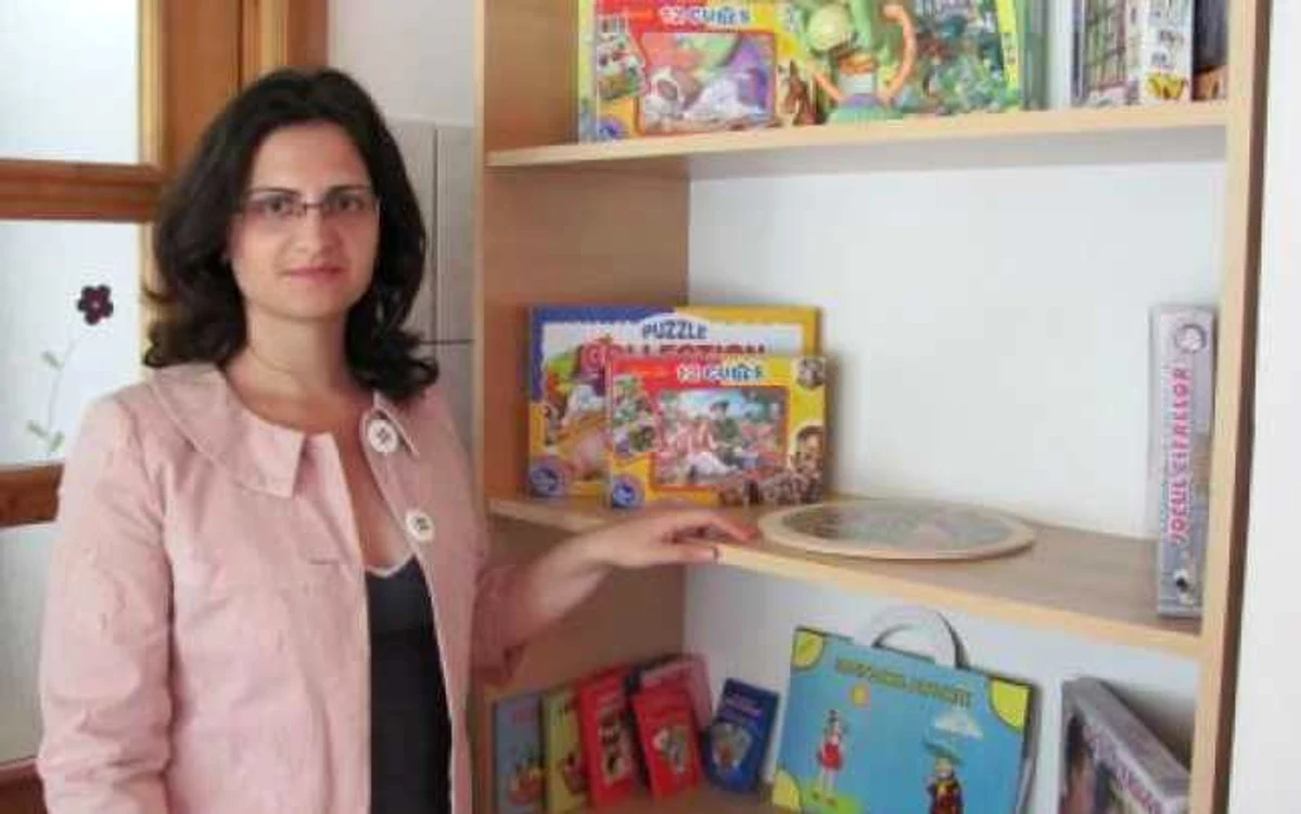 Inspectorul Dana Ciobanu ne arată materialele didactice pe care le vor avea la dispoziţie circa 900 de copii 