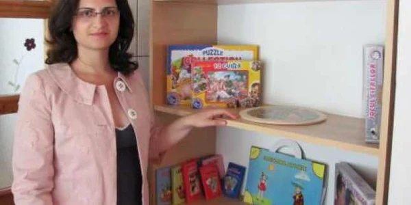 Inspectorul Dana Ciobanu ne arată materialele didactice pe care le vor avea la dispoziţie circa 900 de copii 