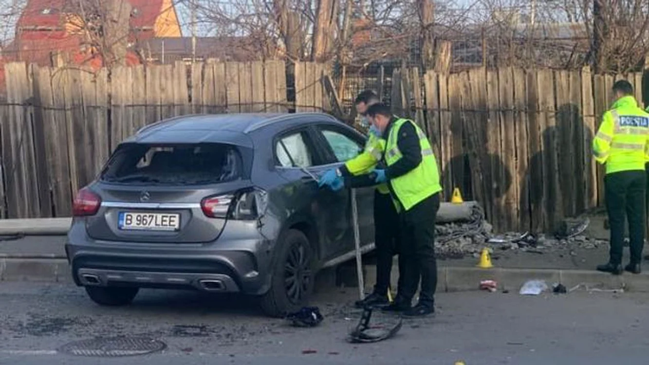 Șoferița a intrat în plin în fetele care stăteau pe trotuar