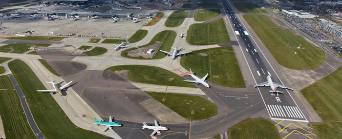 Avioane pe pistă, aeroportul Heathrow, Marea Britanie. Sursă foto: londonmuseum.org.uk