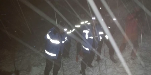 Acţiunea de salvarea a celor trei salamontişti prinşi de o avalanşă în Munţii Călimani. FOTO ISU Suceava