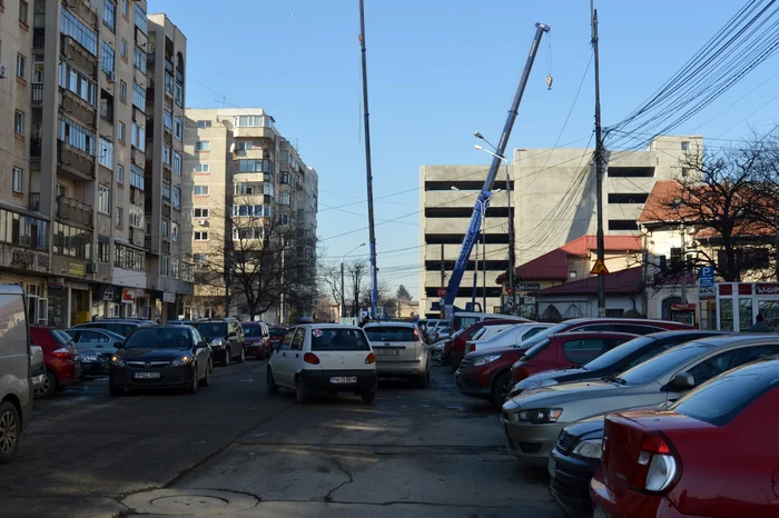 Parcarea din mojlocul străzii Cuza Vodă este motiv de nemulţumire pentru riverani. FOTO Adevărul Ploieşti