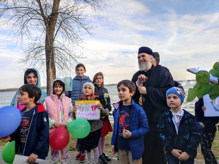 ÎPS Casian Crăciun, în mijlocul copiilor FOTO: C.Mazilu