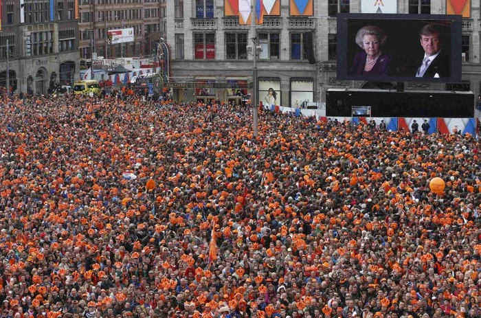 Olandezii l-au celebrat pe străzi pe noul rege Willem Alexander. (Foto: Reuters)