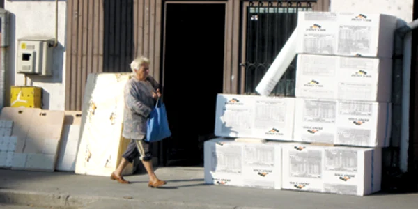 Hunedoara: Cimentul şi gresia  se „strică” în depozite