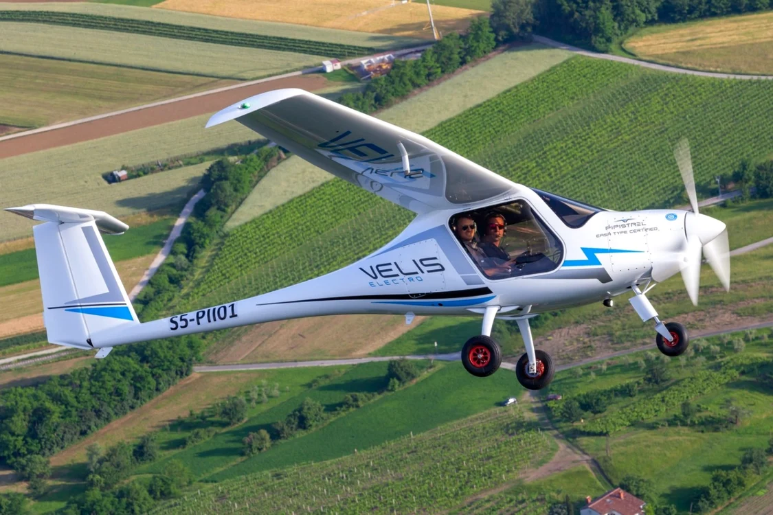 Monomotorul Velis Electro, produs de compania slovenă Pipistrel, singurul avion electric care a fost autorizat să zboare de Agenţia Europeană pentru Securitate Aeriană
