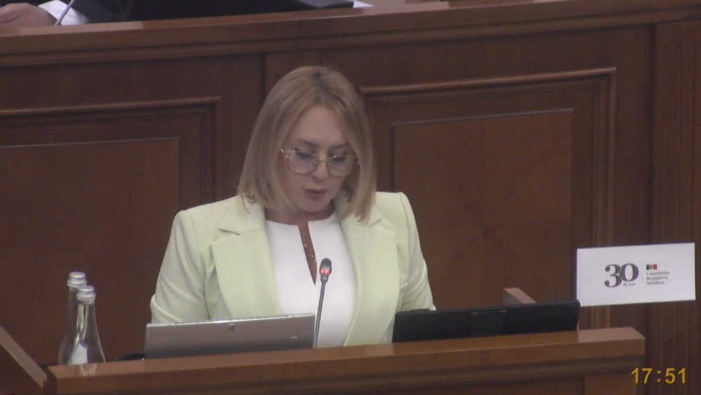 Scandal în Parlamentul moldovean. O deputată din Opoziție l-a stropit cu apă pe un parlamentar al Puterii VIDEO 