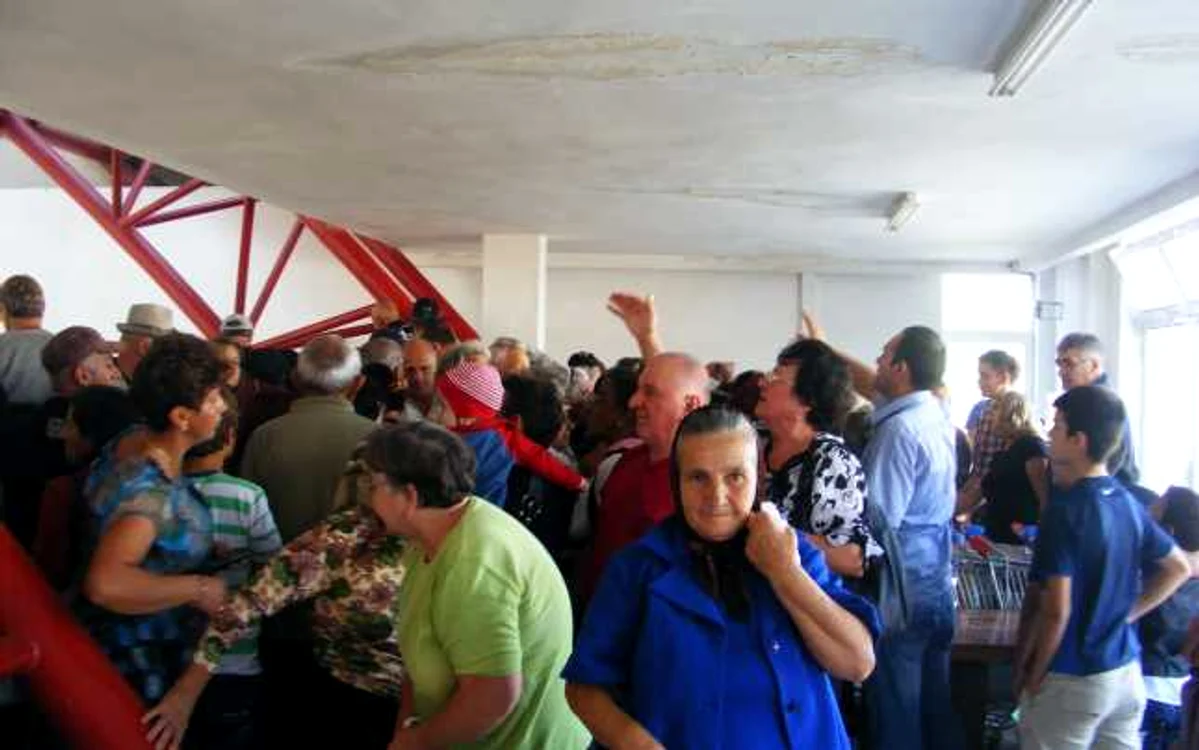 pensionarii s-au luptat pentru un pachet cu alimente