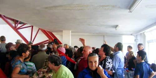 pensionarii s-au luptat pentru un pachet cu alimente